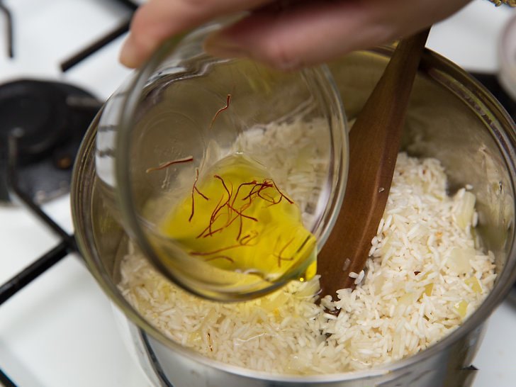 Cach-nau-com-bang-nhuy-hoa-nghe-tay